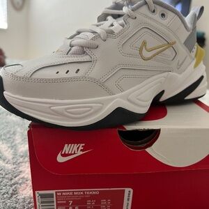 Nike M2k tekno platinum